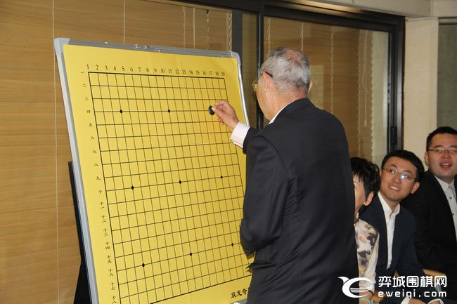 世界大学生围棋联合会副会长倪耀良落下第一手