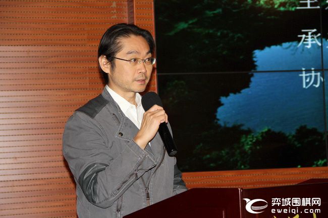 裁判长邵炜刚宣布名次