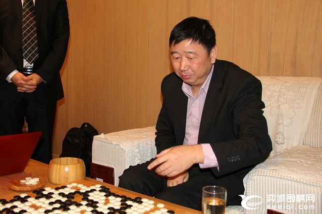 两位最年轻的参赛者中国俞斌九段和韩国刘昌赫九段分别战胜韩国徐