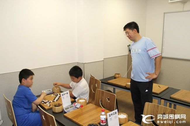大名围棋负责人王一名现场观战