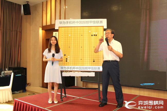 下午15点半,北京围棋基金会理事长华以刚八段和杭州队高星五段在天元