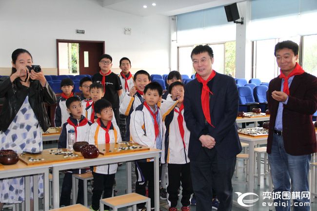 兵圣杯围棋大师进校园王磊谢依旻走进木渎实验小学