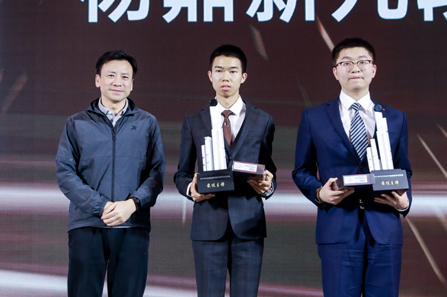 江西四特酒队辜梓豪,重庆队杨鼎新获得最佳主将奖