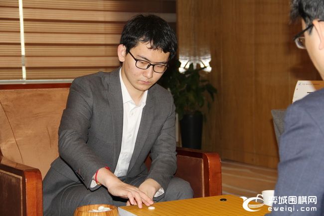 棋圣战本赛半决赛开战 时越vs丁浩 连笑vs江维杰